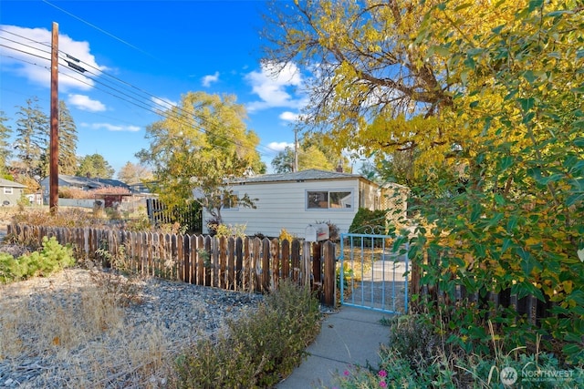 406 S Chestnut St, Ellensburg, WA 98926 - view of front facade featuring a gate and fence