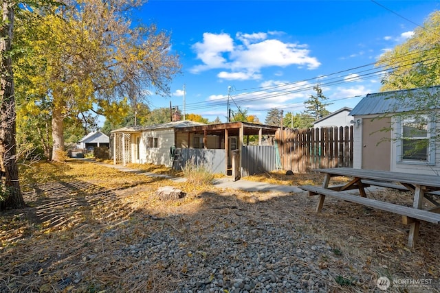 406 S Chestnut St, Ellensburg, WA 98926 - view of yard featuring fence and an outdoor structure
