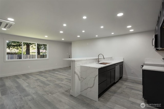 kitchen featuring a sink, recessed lighting, stainless steel appliances, and a peninsula