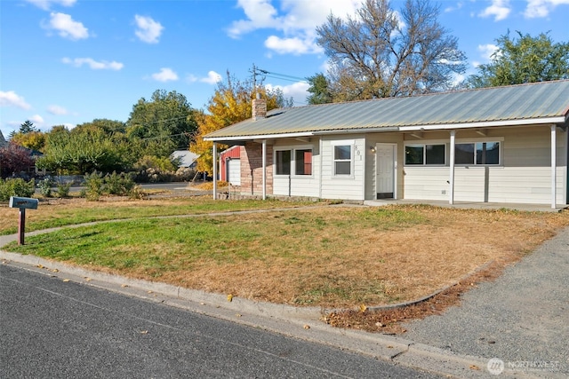 801 E Manitoba Ave, Ellensburg, WA 98926 - single story home with a chimney, a front yard, and metal roof