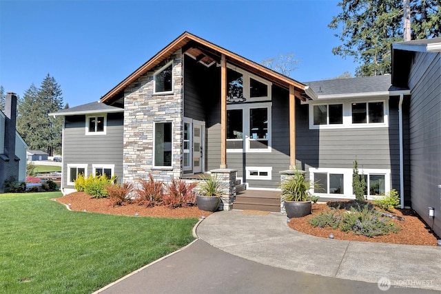 view of front facade with a front yard