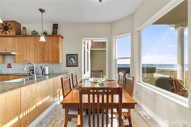 41 Gray Gables Ln, Hoquiam, WA 98550 - dining space featuring a water view