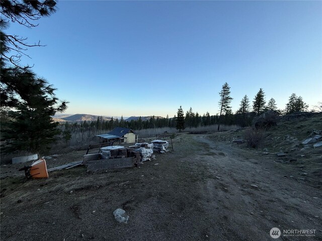 view of yard with a mountain view