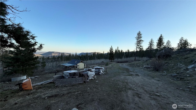 view of yard featuring a mountain view