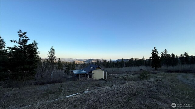 view of yard featuring a mountain view