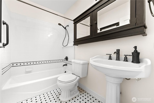 44 Alpine Ln, Okanogan, WA 98840 - bathroom featuring toilet, shower / tub combination, baseboards, and a sink