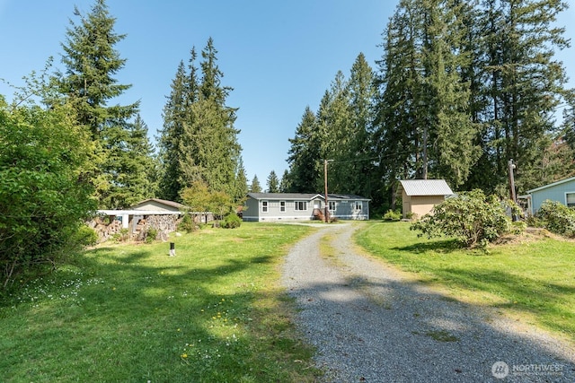 view of front of house featuring driveway and a front yard