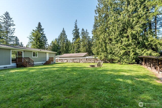 view of yard featuring a fire pit