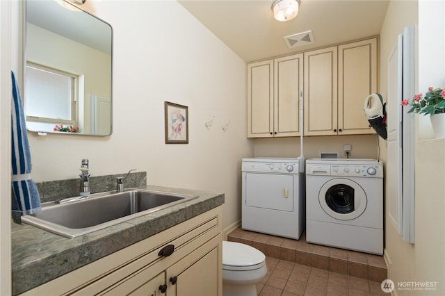 clothes washing area with light tile patterned floors, a sink, baseboards, visible vents, and washer and clothes dryer