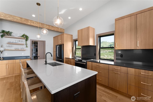 kitchen with electric stove, high quality fridge, a sink, modern cabinets, and recessed lighting