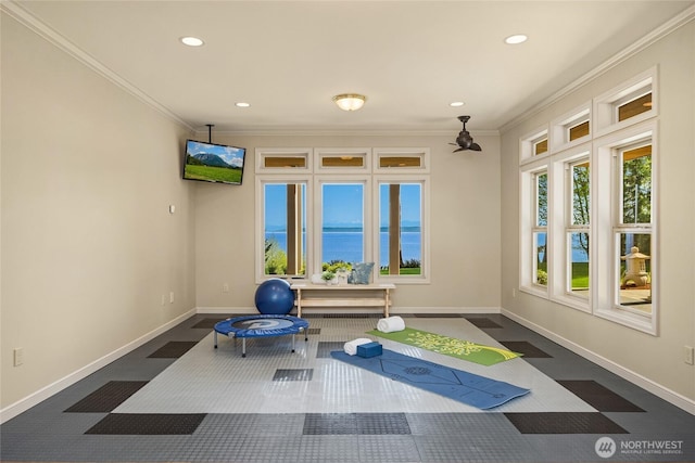 workout room featuring recessed lighting and baseboards