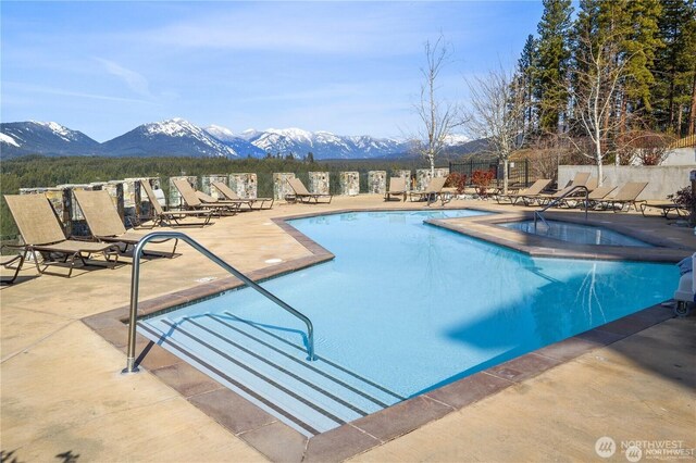 3600 Suncadia Trl Unit 4018, Cle Elum, WA 98922 - community pool with a mountain view, fence, a community hot tub, and a patio area