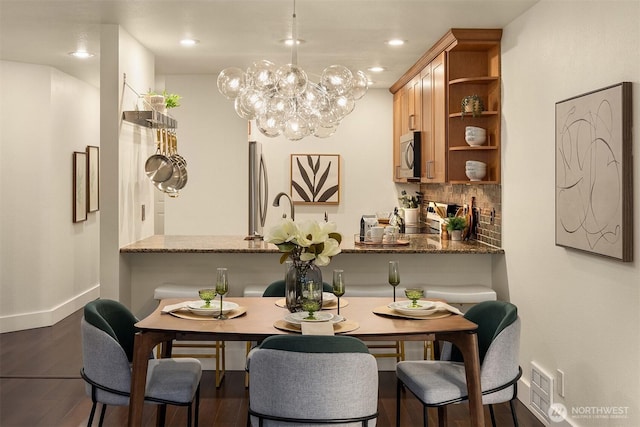 605 5th St Unit B302, Kirkland, WA 98033 - dining room with an inviting chandelier, recessed lighting, baseboards, wood finished floors, and visible vents