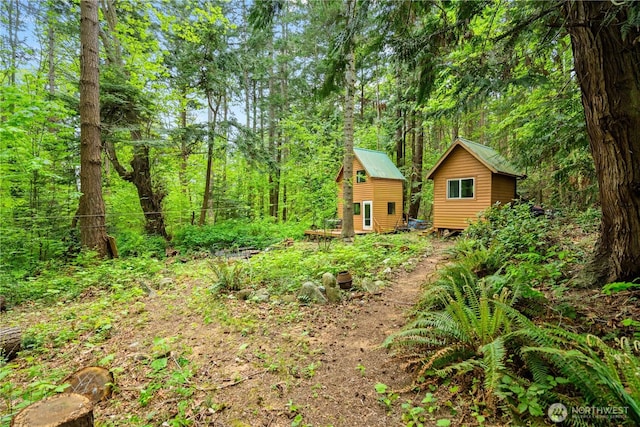 89 Eliza Is, Bellingham, WA 98226 - view of yard with a storage shed, a wooded view, and an outbuilding