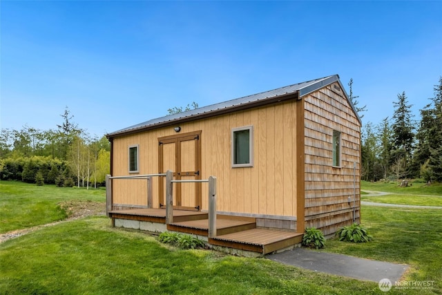 view of outdoor structure featuring an outbuilding