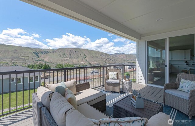 1580 S Kelvin Ct, East Wenatchee, WA 98802 - balcony with outdoor lounge area and a mountain view