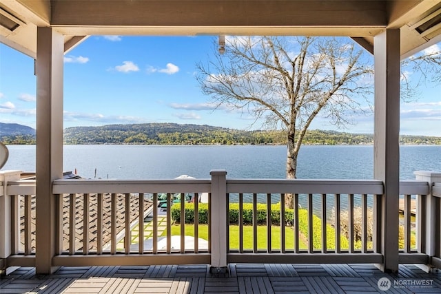 3829 E Lake Sammamish Shore Ln SE, Sammamish, WA 98075 - deck with a water view