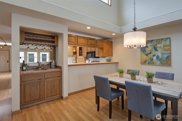 909 N 35th St Unit 402, Seattle, WA 98103 - dining area featuring an inviting chandelier, recessed lighting, and light wood-style flooring