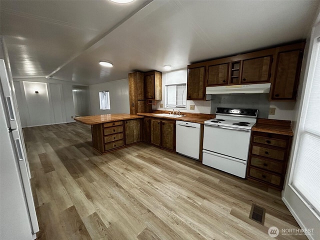 kitchen featuring under cabinet range hood, visible vents, white appliances, light wood-style floors, and a peninsula