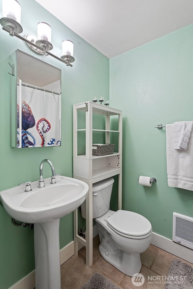 full bath featuring baseboards, tile patterned floors, toilet, and visible vents