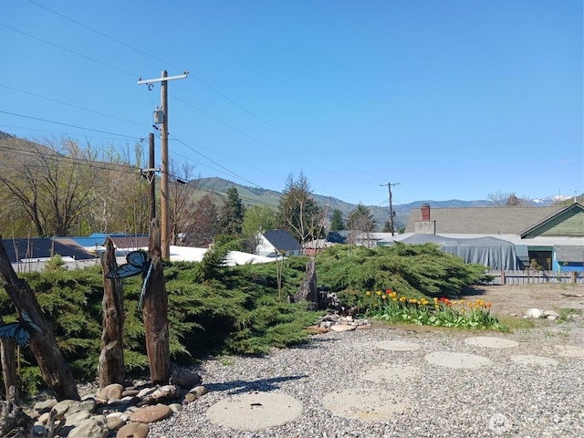 view of yard with fence and a mountain view