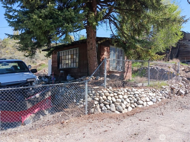 view of front of house featuring a fenced front yard
