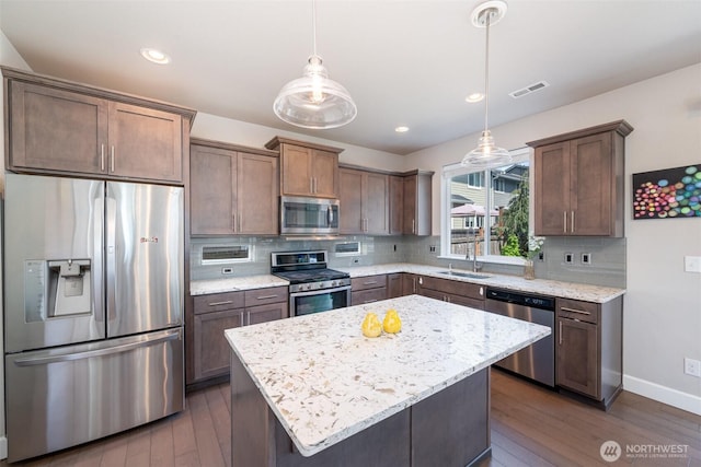 24524 96th Ave S, Kent, WA 98030 - kitchen featuring stainless steel appliances, a sink, dark wood-type flooring, tasteful backsplash, and recessed lighting