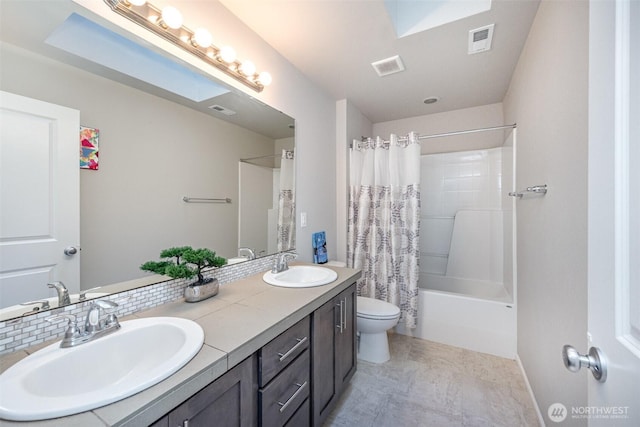 24524 96th Ave S, Kent, WA 98030 - bathroom featuring toilet, double vanity, shower / bathtub combination with curtain, and tasteful backsplash