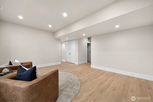 living area featuring recessed lighting, baseboards, visible vents, and light wood-type flooring