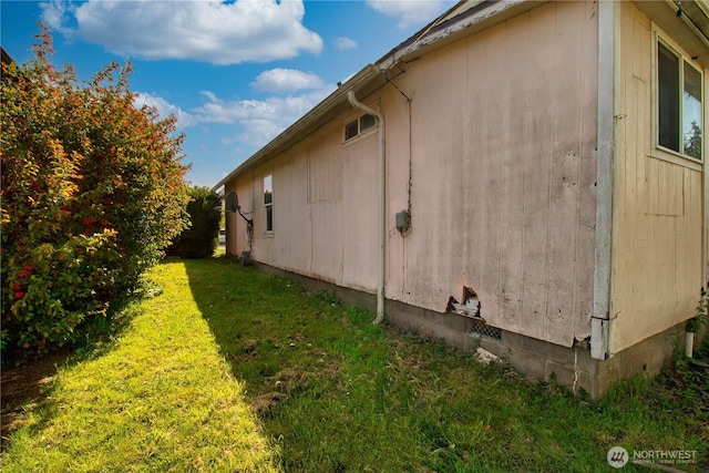 view of side of property featuring a yard