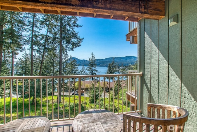 balcony featuring a mountain view