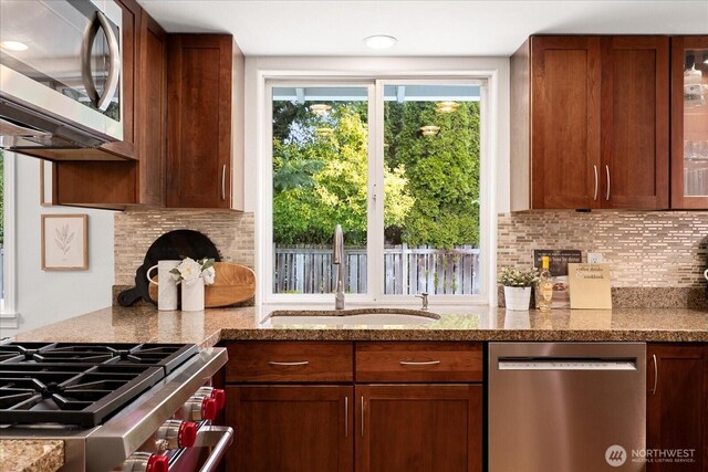 15510 NE 59th St, Redmond, WA 98052 - kitchen featuring stainless steel appliances, a sink, backsplash, and plenty of natural light
