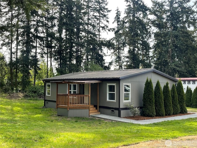 611 Cedar Ave Unit 33, Port Hadlock, WA 98339 - view of front of house with covered porch, a front yard, metal roof, and crawl space