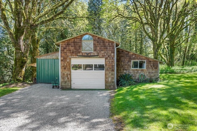 detached garage featuring gravel driveway