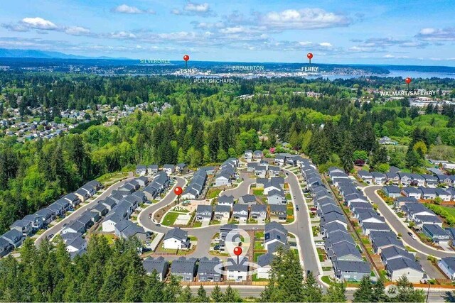 birds eye view of property featuring a residential view and a forest view