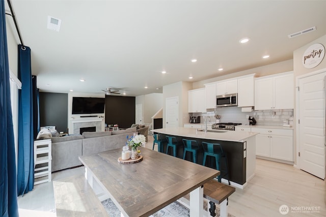 dining room with visible vents, recessed lighting, light wood-style floors, and ceiling fan