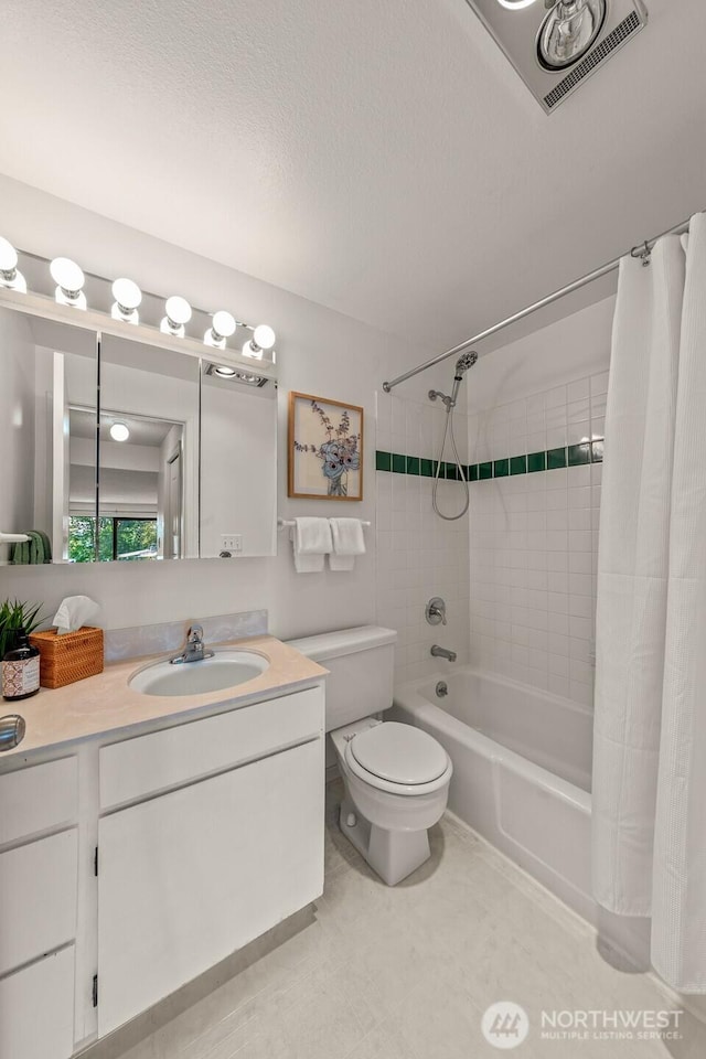 full bath featuring vanity, shower / tub combo with curtain, visible vents, toilet, and a textured ceiling