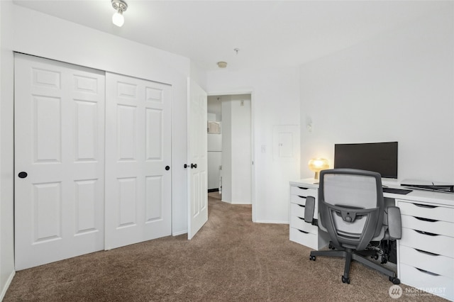 office area featuring carpet flooring and baseboards