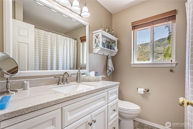 full bathroom featuring toilet, a shower with curtain, vanity, and baseboards