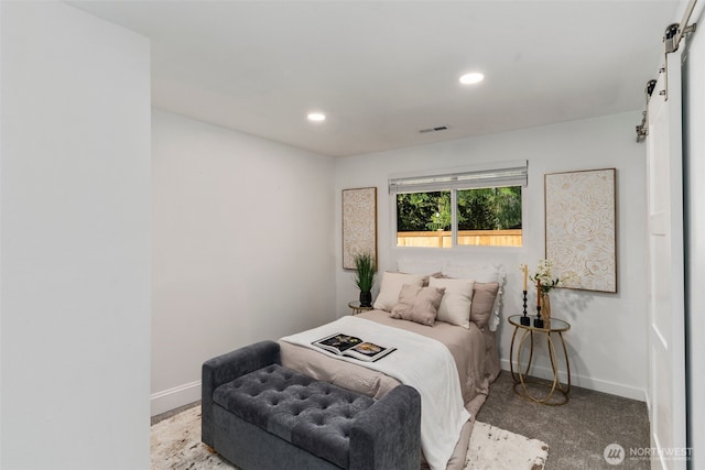bedroom with visible vents, a barn door, carpet floors, baseboards, and recessed lighting