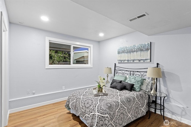 bedroom featuring wood finished floors, visible vents, recessed lighting, and baseboards