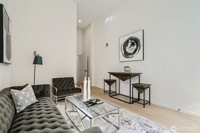 living area featuring recessed lighting, light wood finished floors, and baseboards