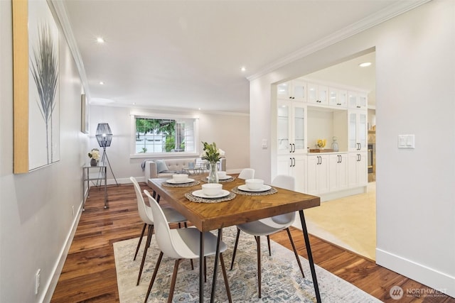 dining area with crown molding, light wood finished floors, recessed lighting, and baseboards