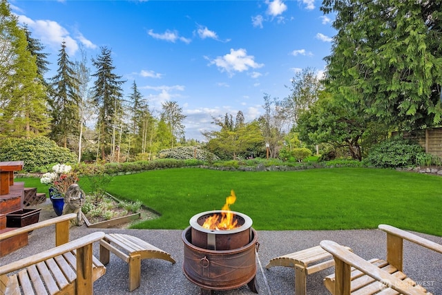 view of yard featuring a fire pit