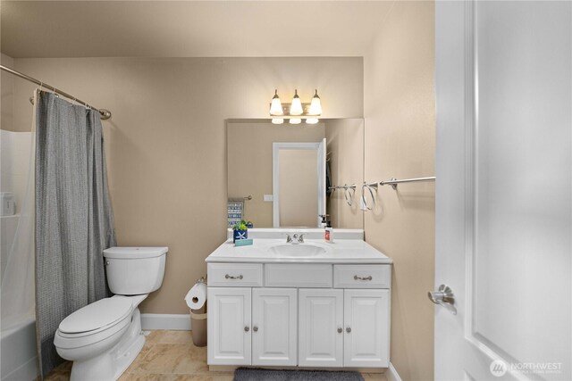 full bath with baseboards, shower / bath combo with shower curtain, toilet, and vanity