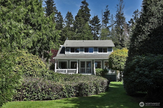 view of front of property featuring a front yard
