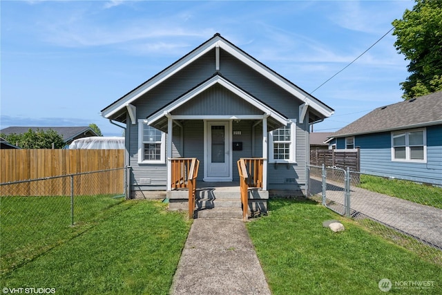 211 Yew St, Centralia, WA 98531 - shotgun-style home featuring a front lawn, a porch, and fence