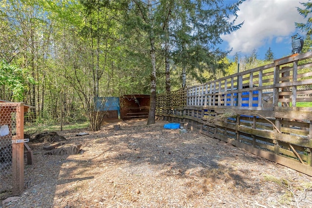 view of yard with an outbuilding