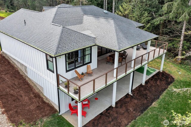 birds eye view of property featuring a forest view
