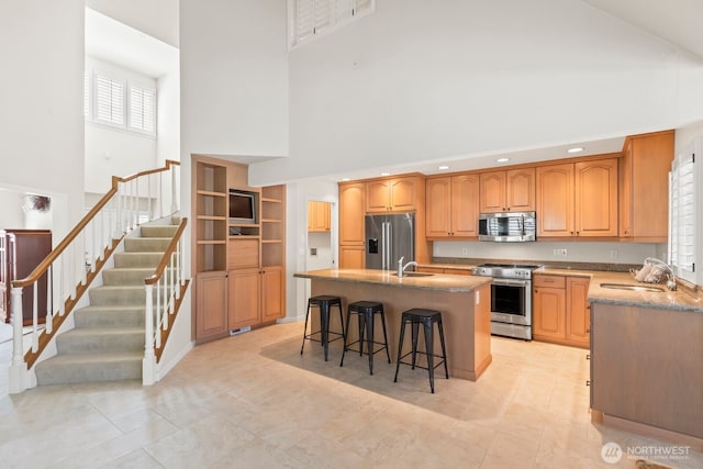 1208 N 20th Ave, Yakima, WA 98902 - kitchen featuring a kitchen island with sink, a sink, stainless steel appliances, and a high ceiling